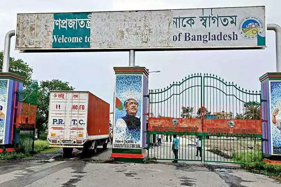 Bengal के भूमि बंदरगाहों के माध्यम से भारत-बांग्लादेश व्यापार ठप, यात्रियों की आवाजाही जारी