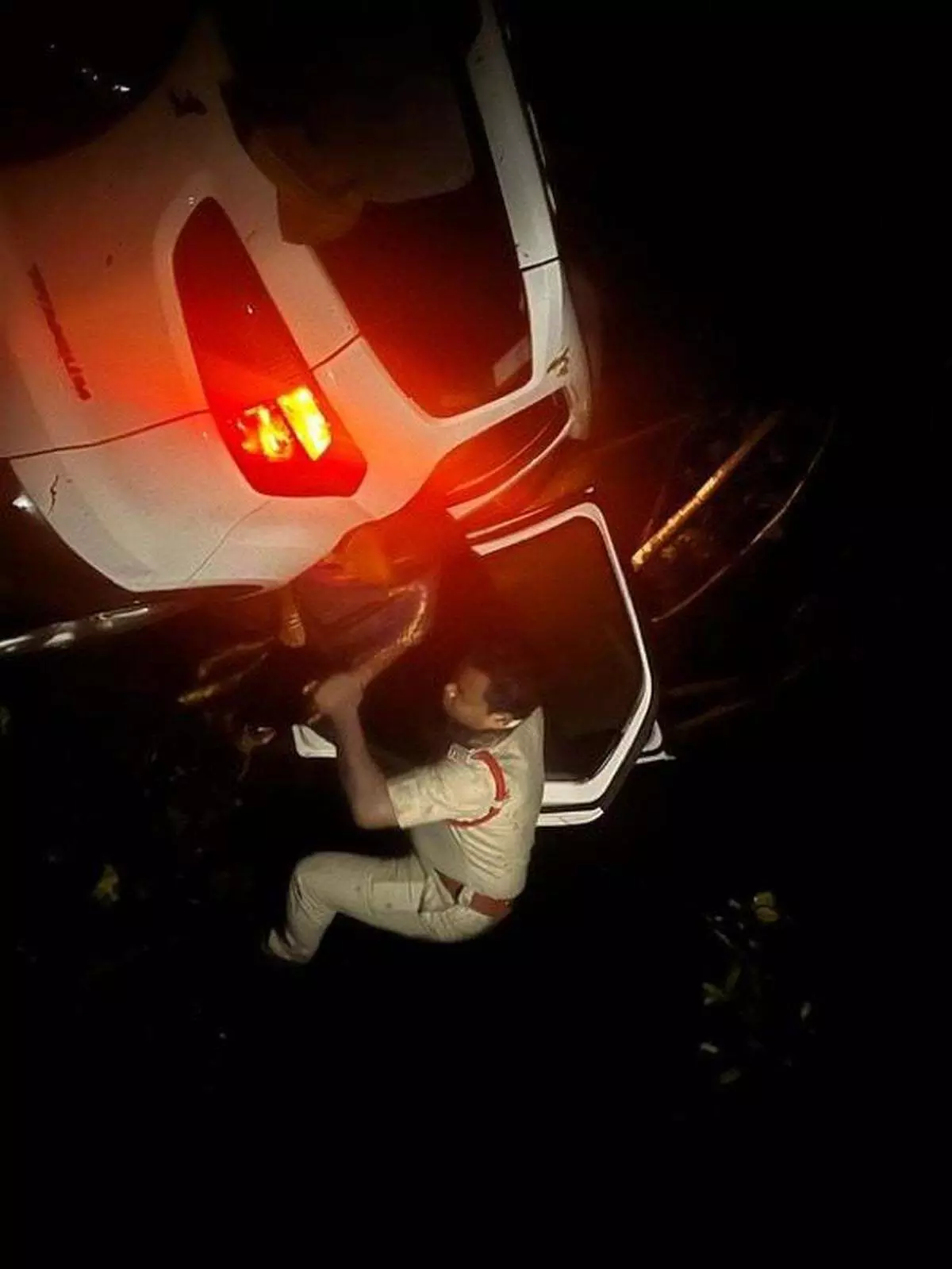 Nirmal में घाटी में गिरी कार को पेड़ ने रोक लिया, परिवार के 3 लोग भाग्यशाली रहे