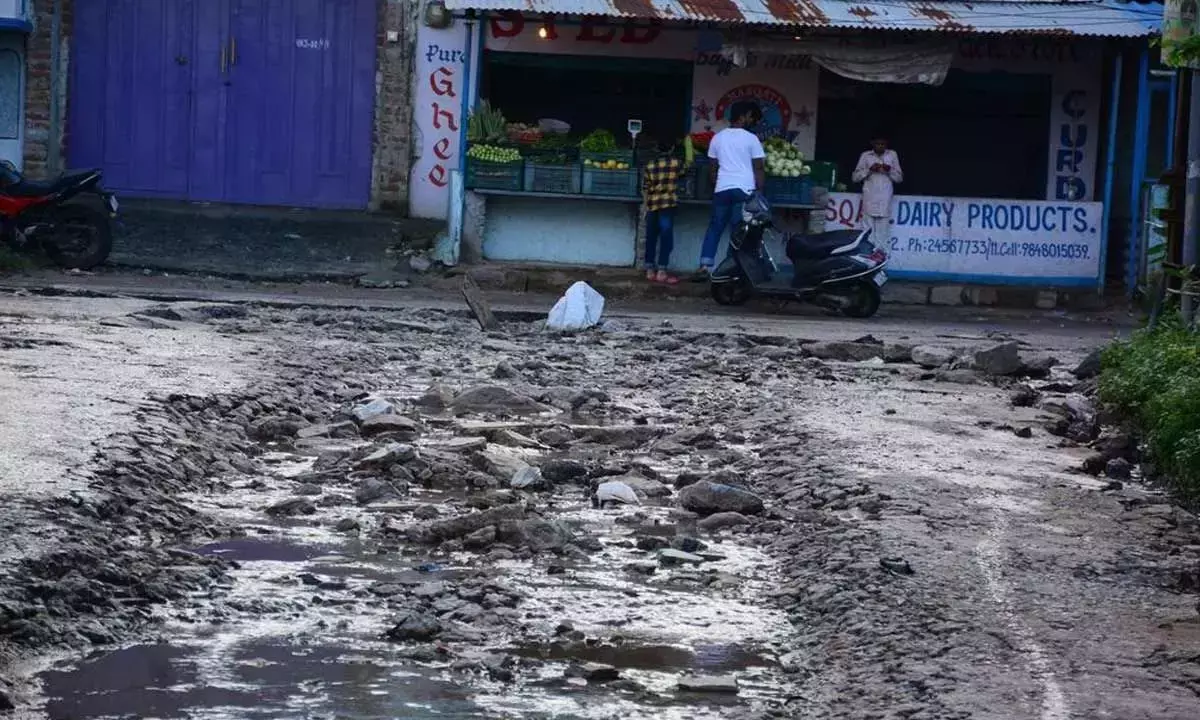 Telangana: जलभराव और गड्ढों वाली सड़कें लोगों को परेशान कर रही