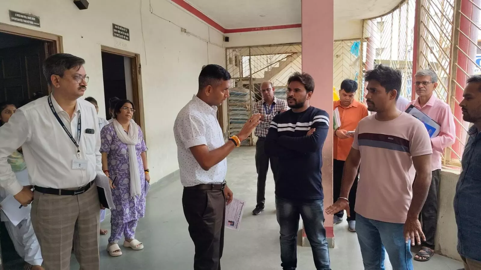 Dungarpur : संभागीय आयुक्त ने जिले का किया दौरा, फर्जी संस्थान को सील करने के निर्देश