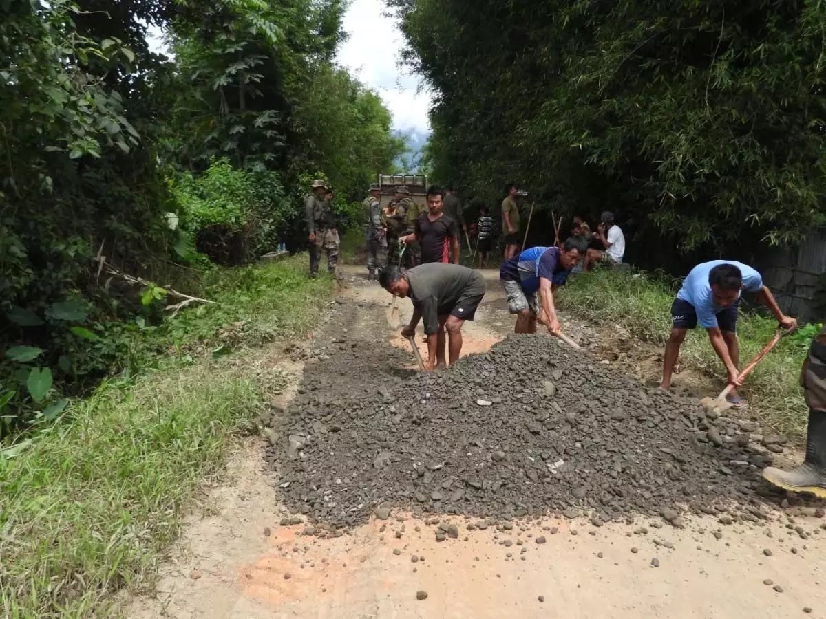 Manipur: बिष्णुपुर जिले में सड़क मरम्मत में सेना ने मदद की