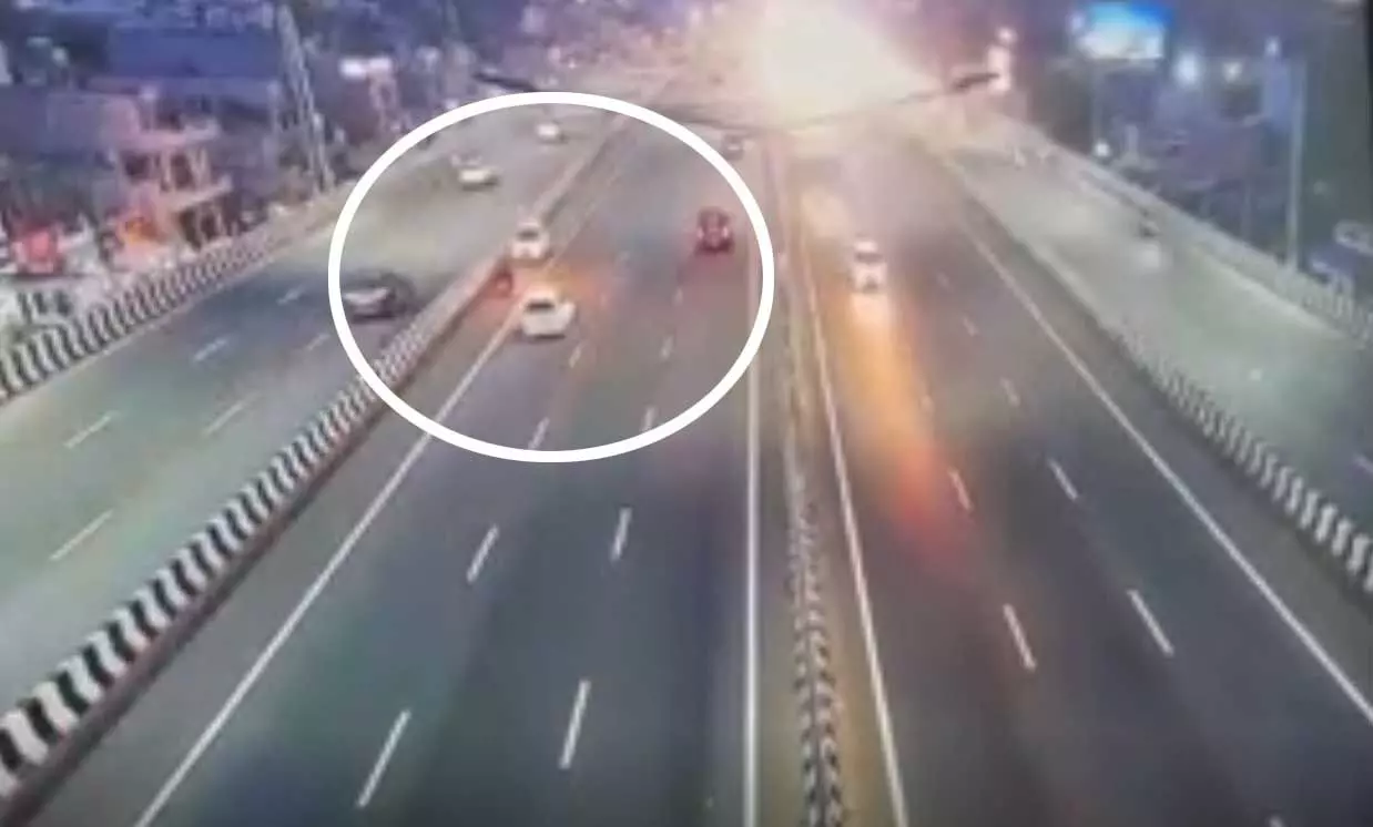डबल मौत का LIVE वीडियो, रॉन्ग साइड आ रही कार ने स्कूटी को मारी टक्कर