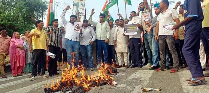 Jammu में आतंकवादी हमलों में वृद्धि के खिलाफ कांग्रेस का विरोध प्रदर्शन