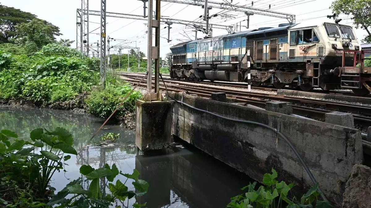 Kochi में रेलवे पुलिया की सफाई में बाधा उत्पन्न