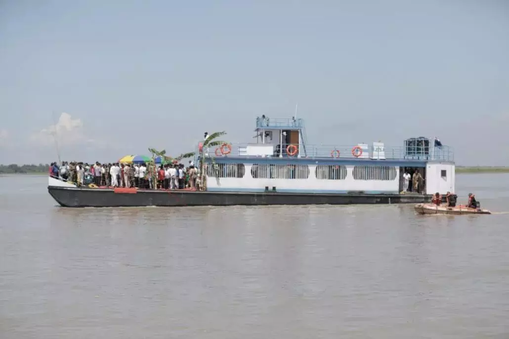 Assam : धुबरी में रो-पैक्स जहाज नौकाओं से टकराया, दो घायल