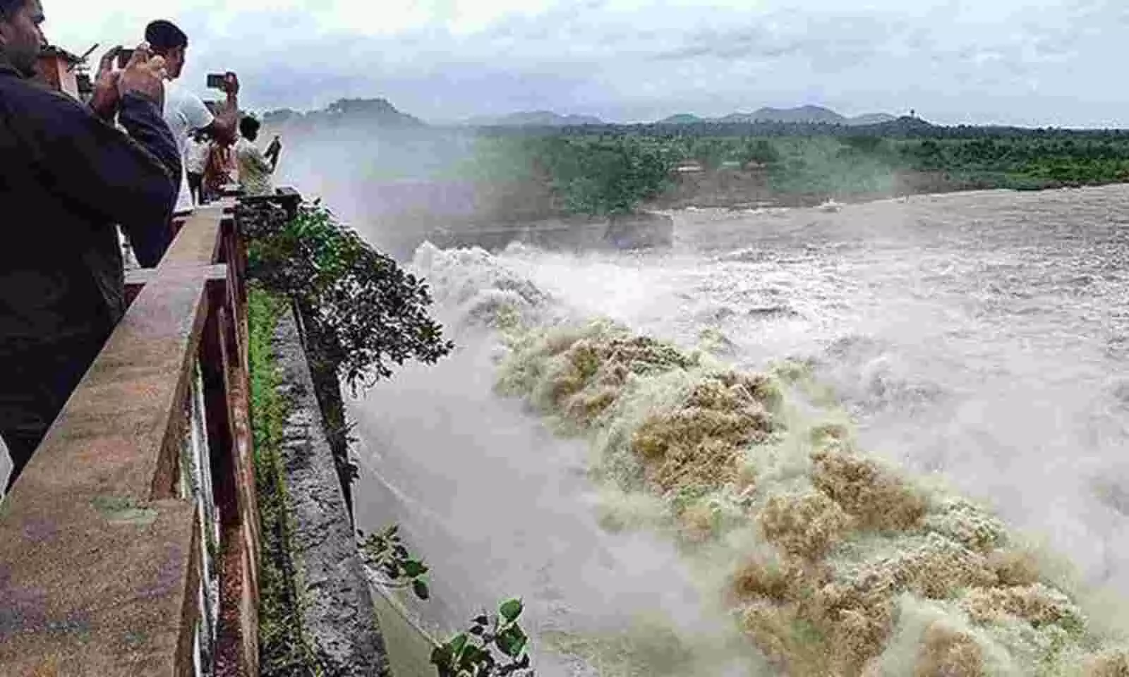 Telangana state में एक जलाशय में बाढ़ के खतरे में होने की सूचना
