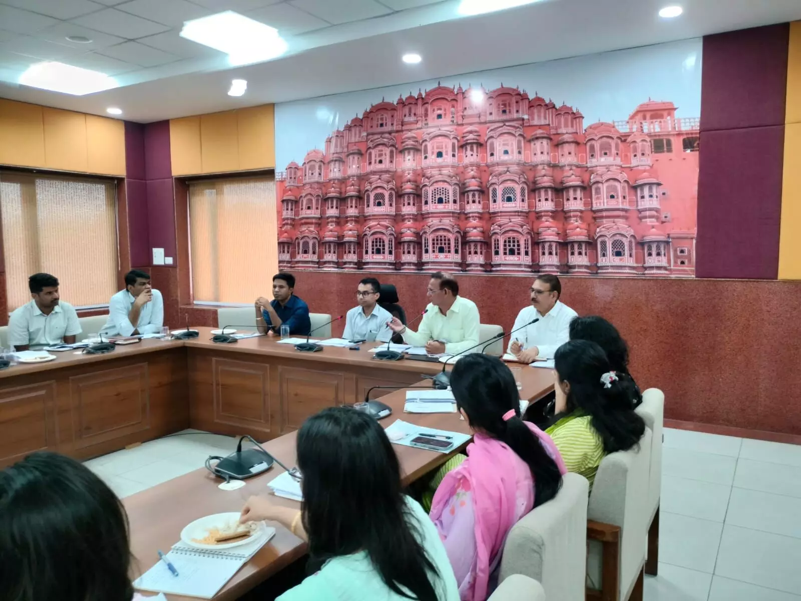 Jaipur : कलेक्ट्रेट सभागार में आयोजित हुई राजस्व अधिकारियों की समीक्षा बैठक
