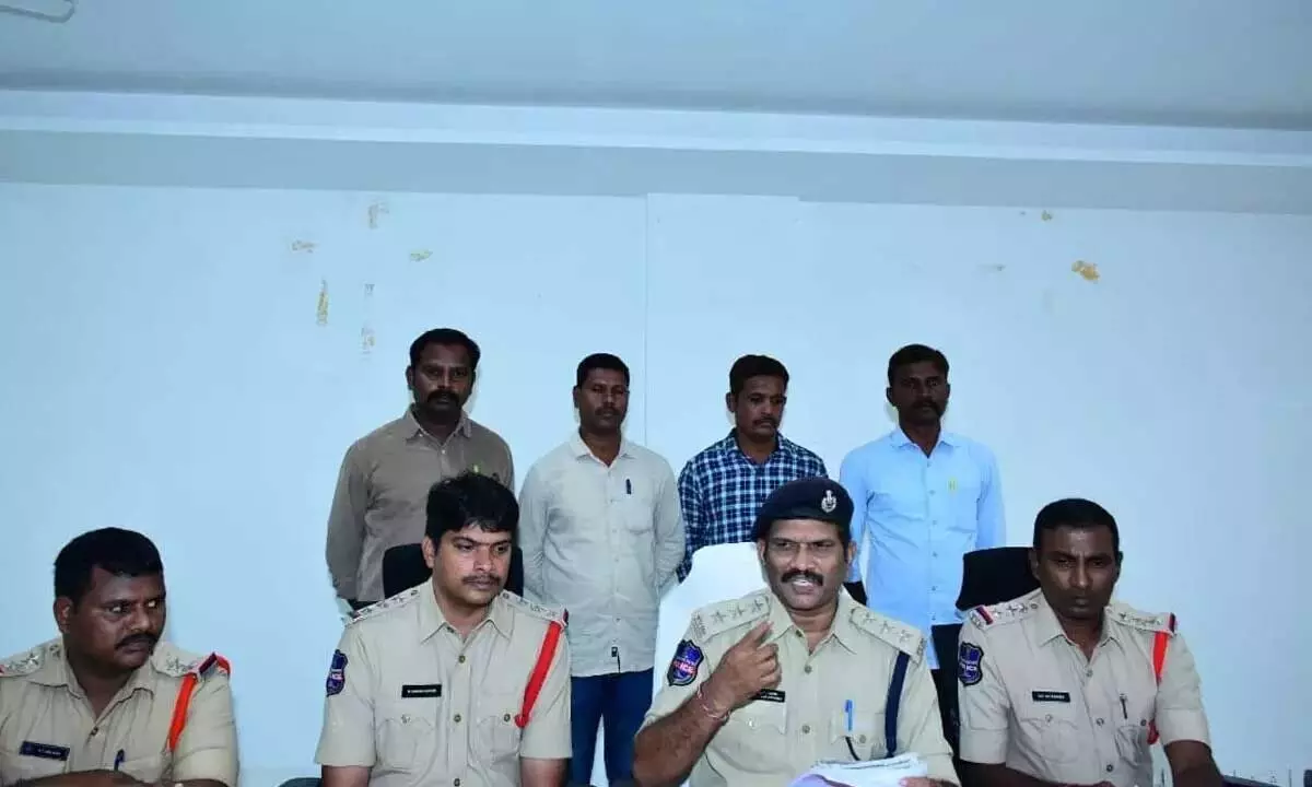 Gadwal पुलिस ने दिनदहाड़े चोरी के मामले सुलझाए, 19 तुला सोना बरामद