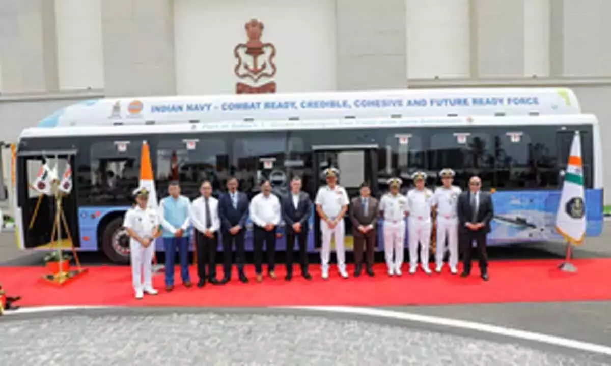 Indian ऑयल ने परीक्षण के लिए नौसेना को हाइड्रोजन ईंधन वाली बस सौंपी