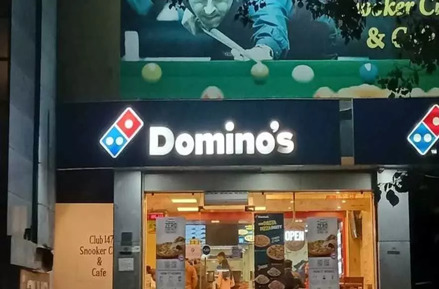 Domino pizza में खाद्य विभाग ने मारा छापा