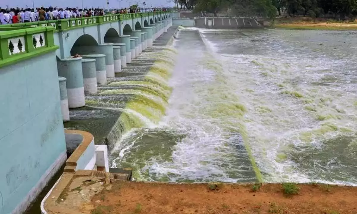 Karnataka ने तमिलनाडु को 30 टीएमसी पानी छोड़ा