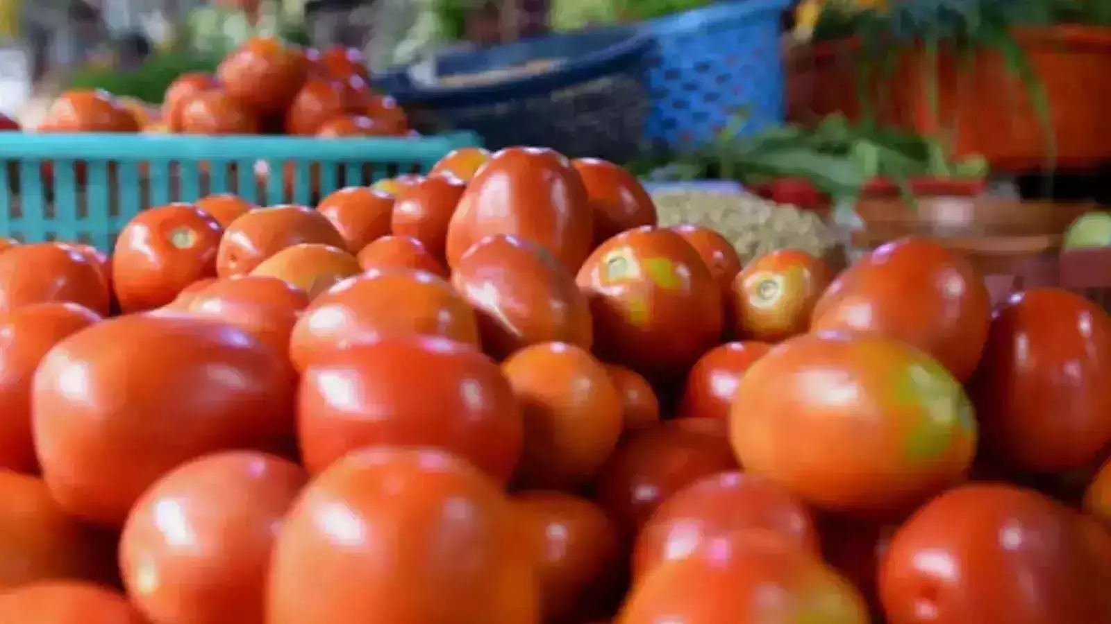 Business: सब्जियों की बढ़ रही, दाम 100 प्रति किलो बिक रहा टमाटर