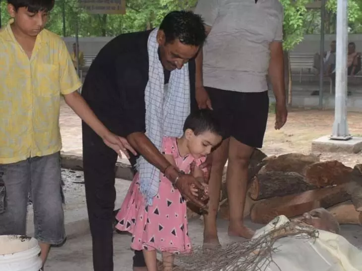 UP: 4 साल की बच्ची ने 74 वर्षीय पिता को दी मुखाग्नि