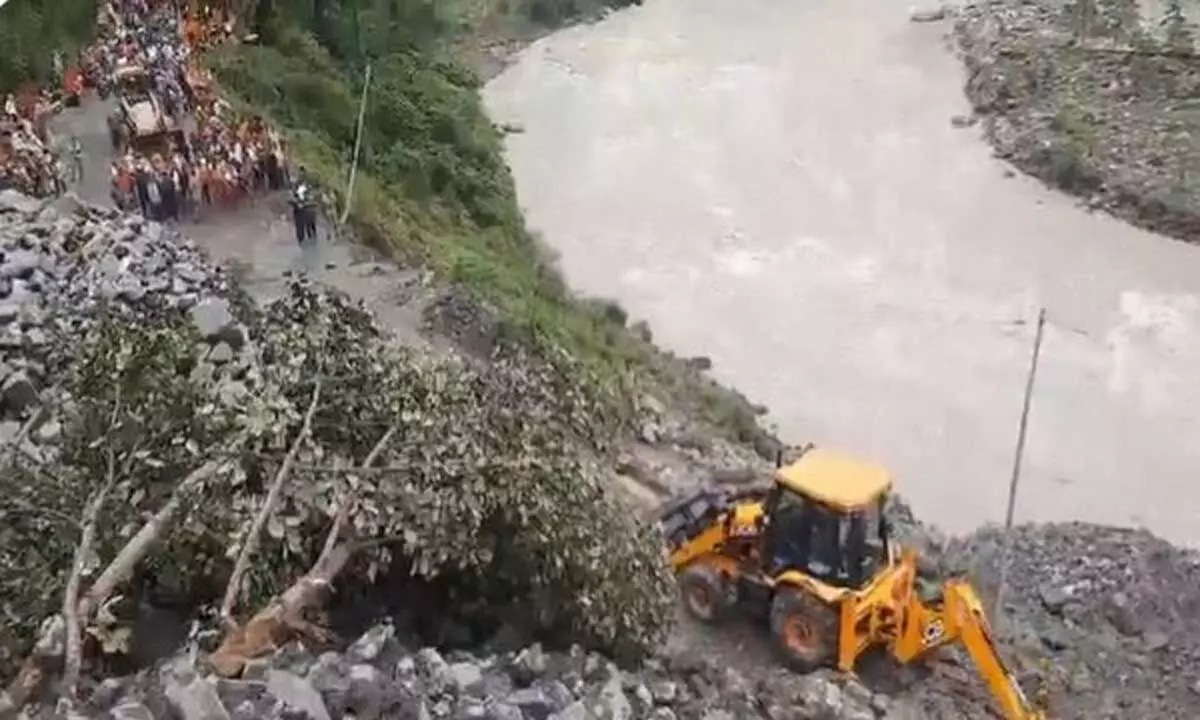 Uttarakhand: भूस्खलन के कारण बिशनपुर के पास गंगोत्री राष्ट्रीय राजमार्ग अवरुद्ध