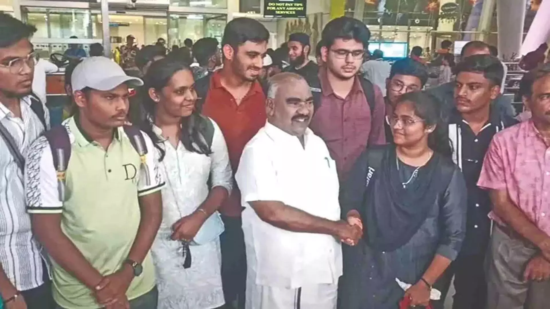Tamil Nadu के 82 छात्र संघर्षग्रस्त बांग्लादेश से लौटे