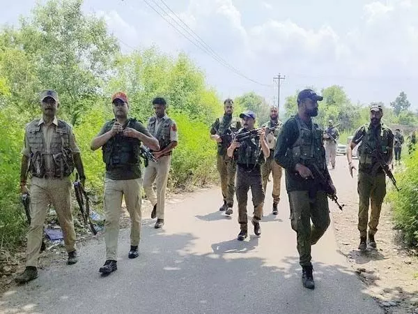 Jammu & Kashmir : बट्टल सेक्टर में एक सैनिक गोलीबारी के दौरान घायल, जवाबी कार्रवाई जारी