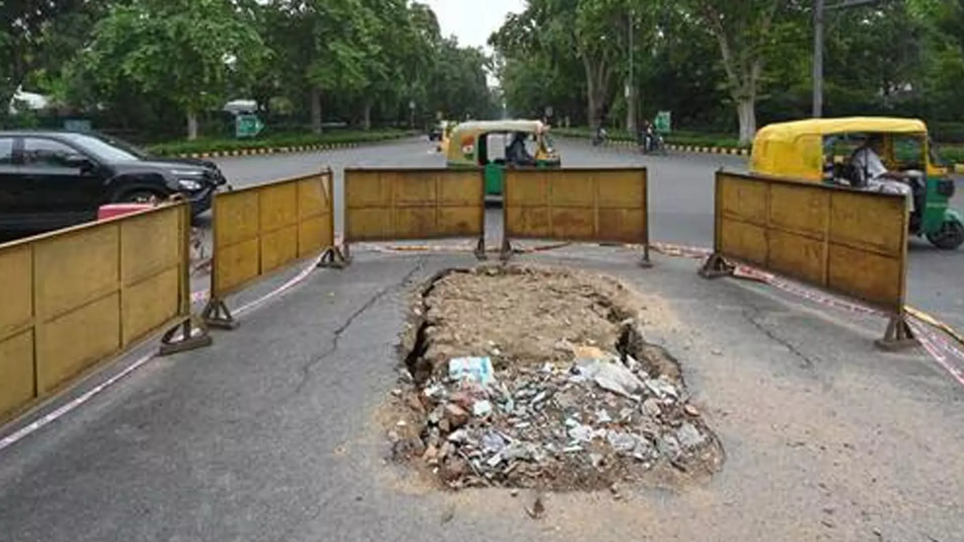 DEHLI: 2 सप्ताह बाद भी दिल्ली में अशोक रोड पर हुई सड़क की मरम्मत नहीं हो पाई