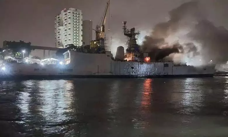 Delhi: भारतीय नौसेना का युद्धपोत आईएनएस ब्रह्मपुत्र आग में बुरी तरह क्षतिग्रस्त