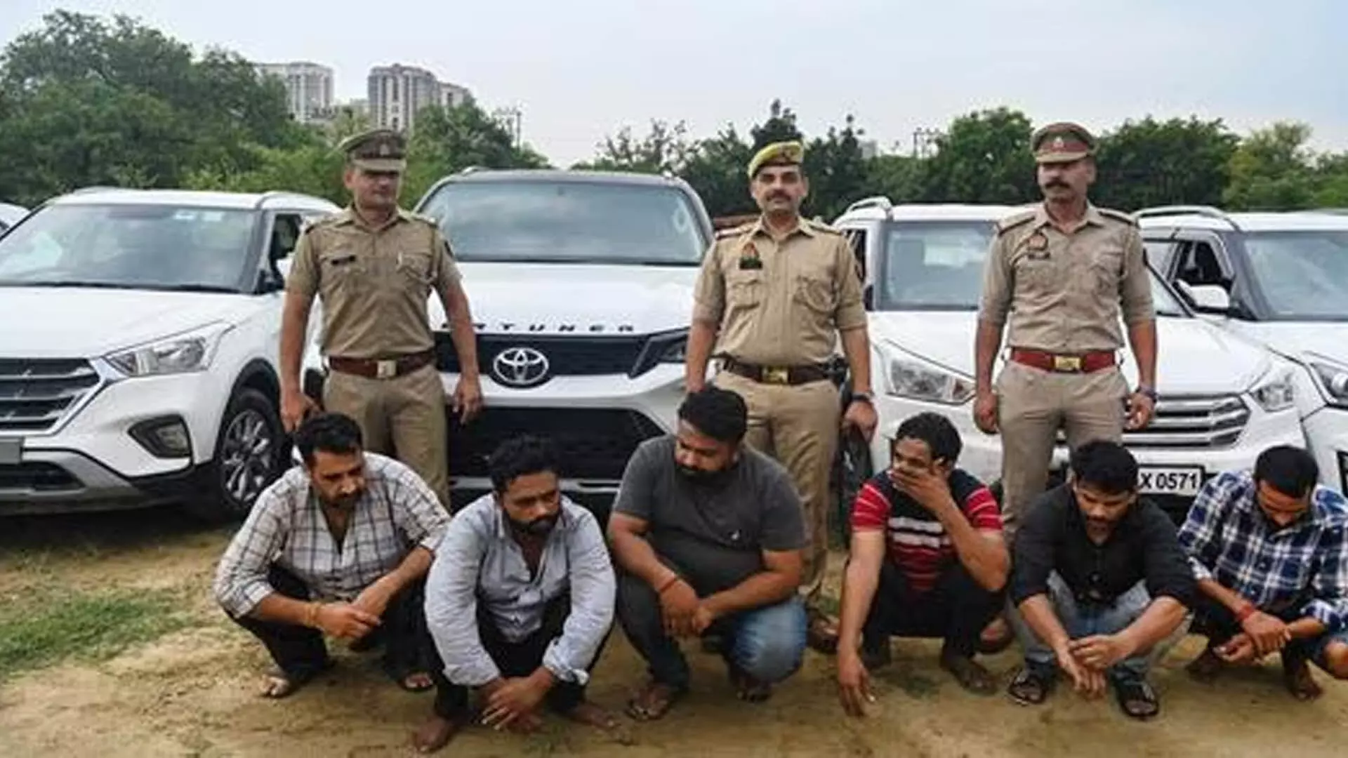 NOIDA: नोएडा पुलिस ने लॉक तोड़कर महंगी गाड़ियां चुराने वाले गिरोह का भंडाफोड़ किया