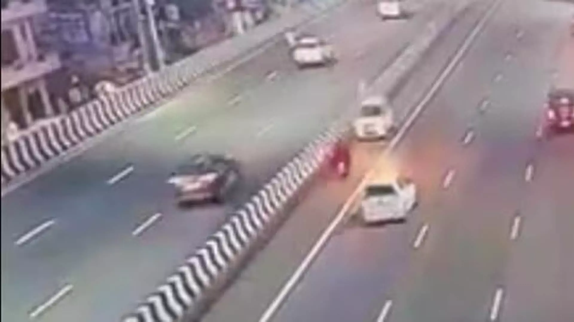 DEHLI: दिल्ली-मेरठ हाईवे पर गलत साइड से आ रही कार और दोपहिया वाहन में टक्कर