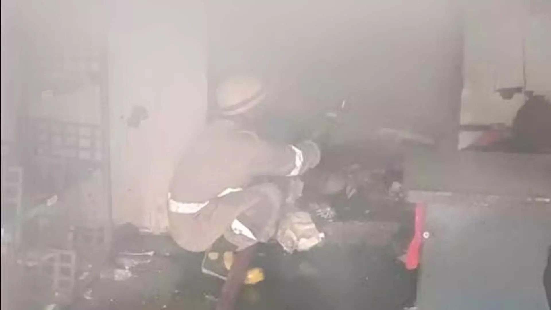 NOIDA: ग्रेटर नोएडा में गोदाम में लगी आग