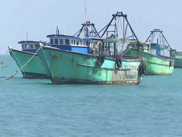 श्रीलंकाई नौसेना ने Tamil Nadu के 9 मछुआरों को पकड़ा, 2 नावें जब्त कीं