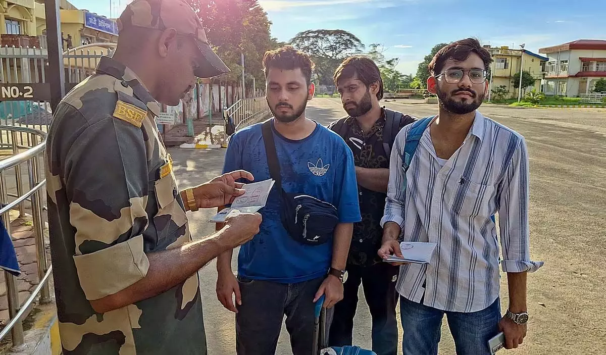Andhra : बांग्लादेश में हालात सामान्य होने के बाद आंध्र प्रदेश के छात्रों ने वहीं रहने का फैसला किया