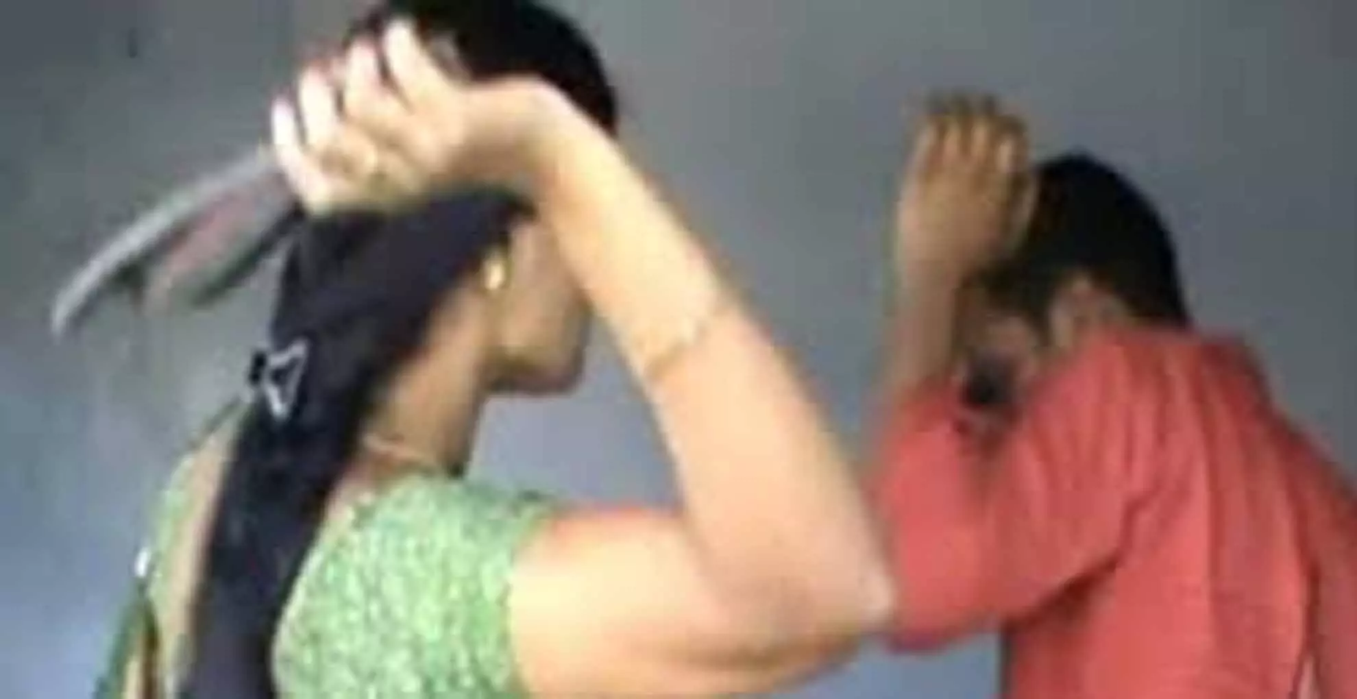 NOIDA : पति ने पत्नी के खिलाफ इंसाफ के लिए कोर्ट से लगाई गुहार