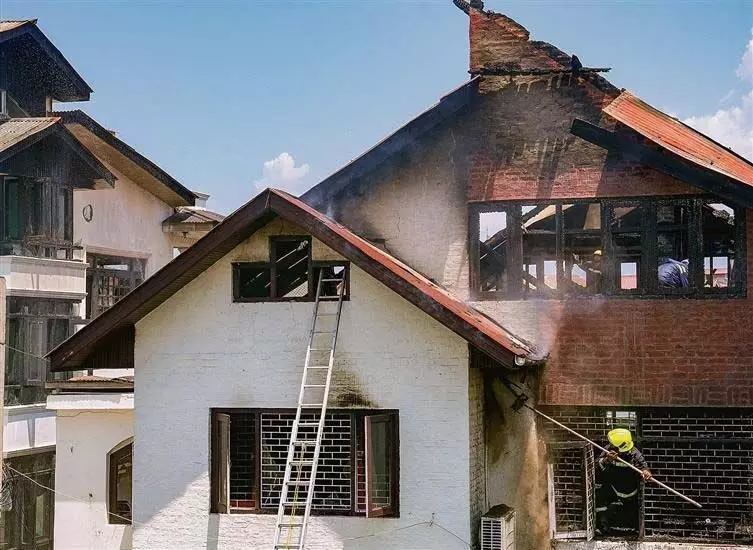 J&K News: श्रीनगर में दो मंजिला मकान में आग लगी, कोई हताहत नहीं
