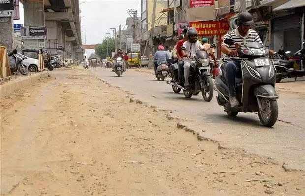 Punjab:पाइपलाइन बिछाने के लिए खोदी गई सड़क की अब तक मरम्मत नहीं
