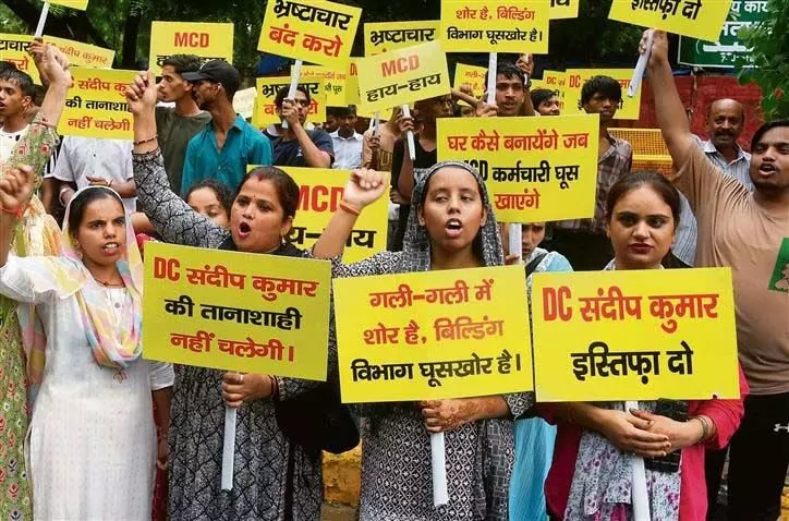 Delhi: पश्चिमी दिल्ली के निवासियों ने एमसीडी में ‘भ्रष्टाचार’ के खिलाफ रैली निकाली