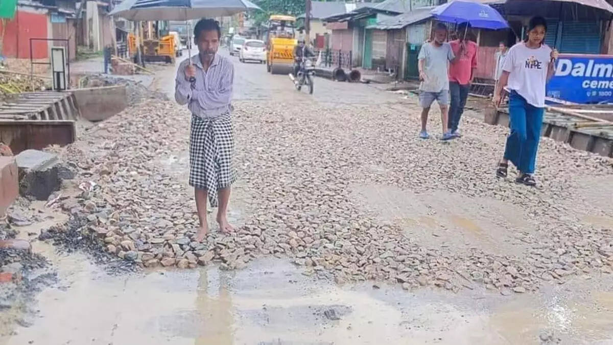 ASSAM : चार दिनों के व्यवधान के बाद यातायात फिर से शुरू हुआ