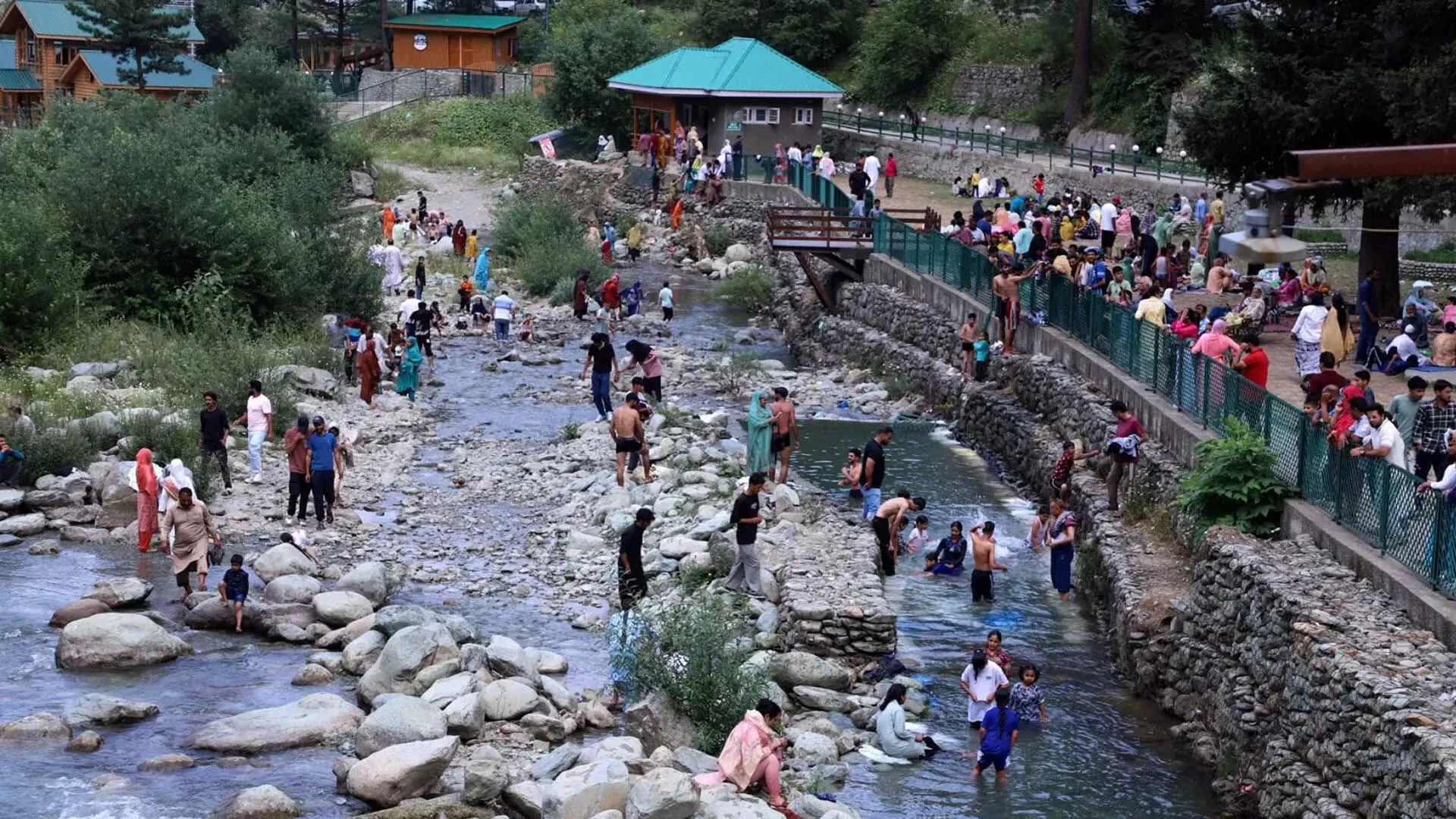 JAMMU: कश्मीर में भीषण गर्मी का कहर जारी, श्रीनगर जम्मू से भी ज्यादा गर्म
