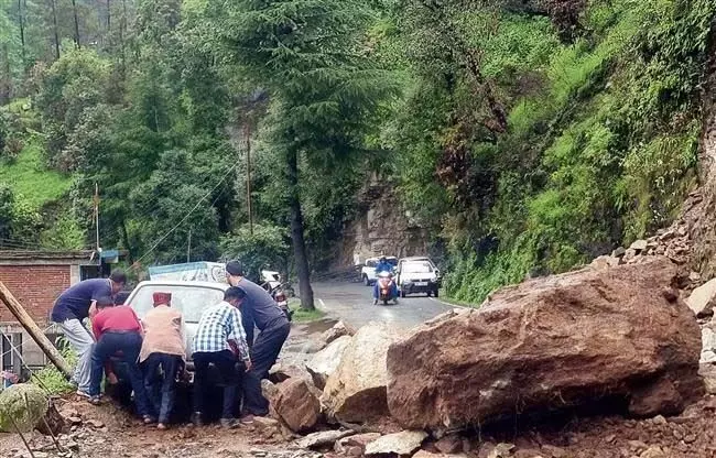Himachal : हिमाचल प्रदेश में व्यापक बारिश, निगुलसरी, शोघी में भूस्खलन