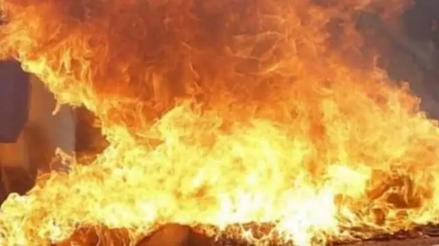 Jharkhand: आग लगने से कई सामान जलकर हुआ नष्ट