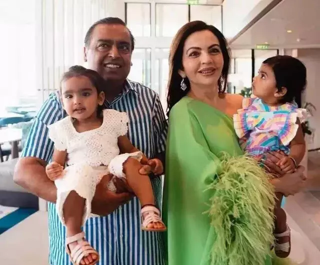 Mukesh Ambani की गोद में एक तरफ पोता तो दूसरी तरफ पोती