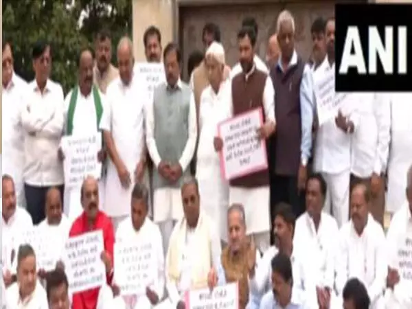 Valmiki case: कर्नाटक कांग्रेस ने ईडी अधिकारियों द्वारा की गई कथित कार्रवाई के खिलाफ विरोध प्रदर्शन किया