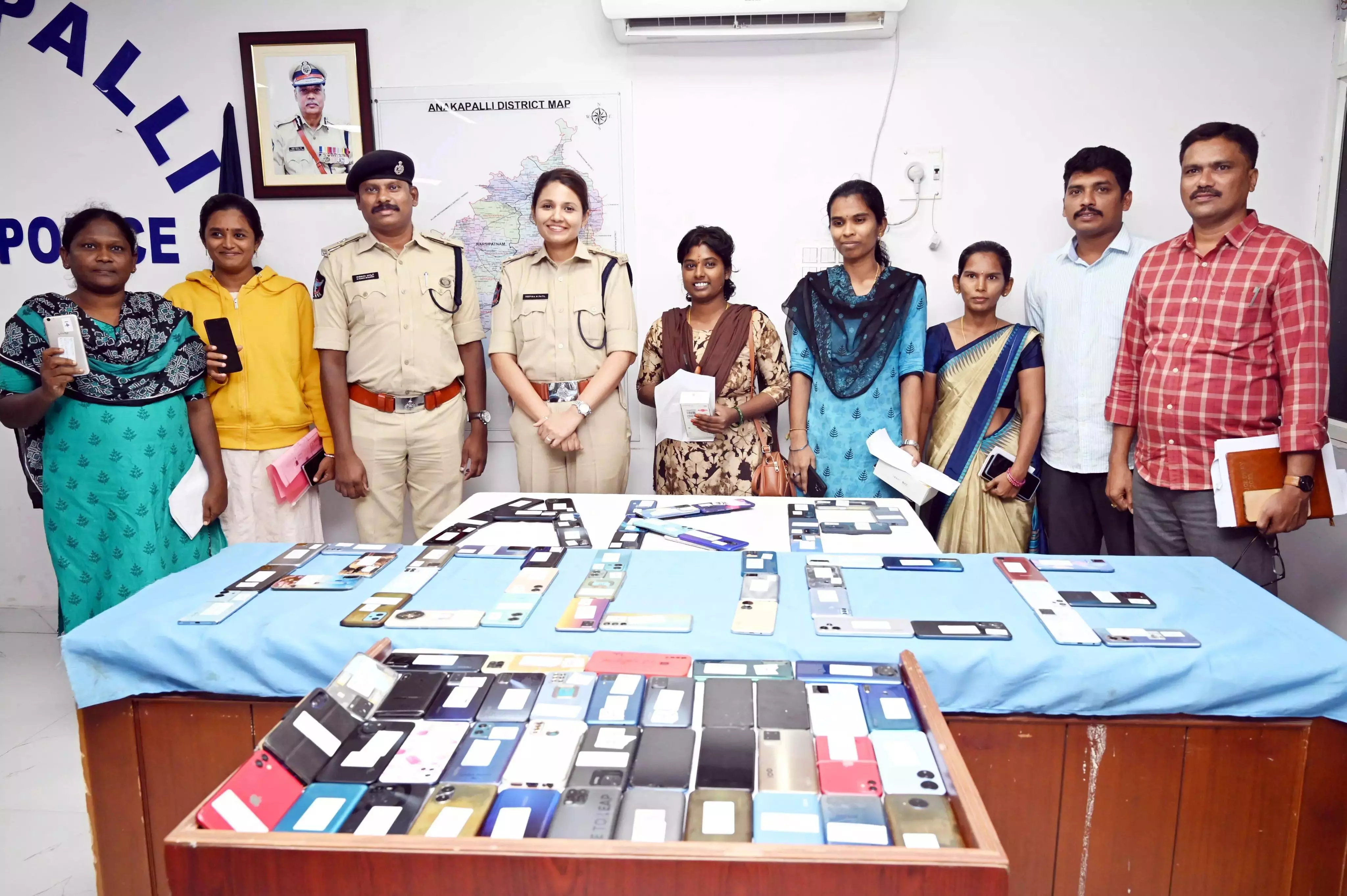 Anakapalli पुलिस ने 25 लाख रुपये मूल्य के 176 चोरी हुए मोबाइल बरामद किए