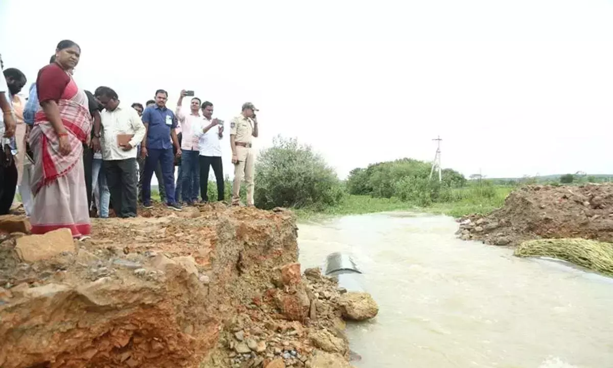 Andhra Pradesh: भारी बारिश में निर्माणाधीन पुल बह गया