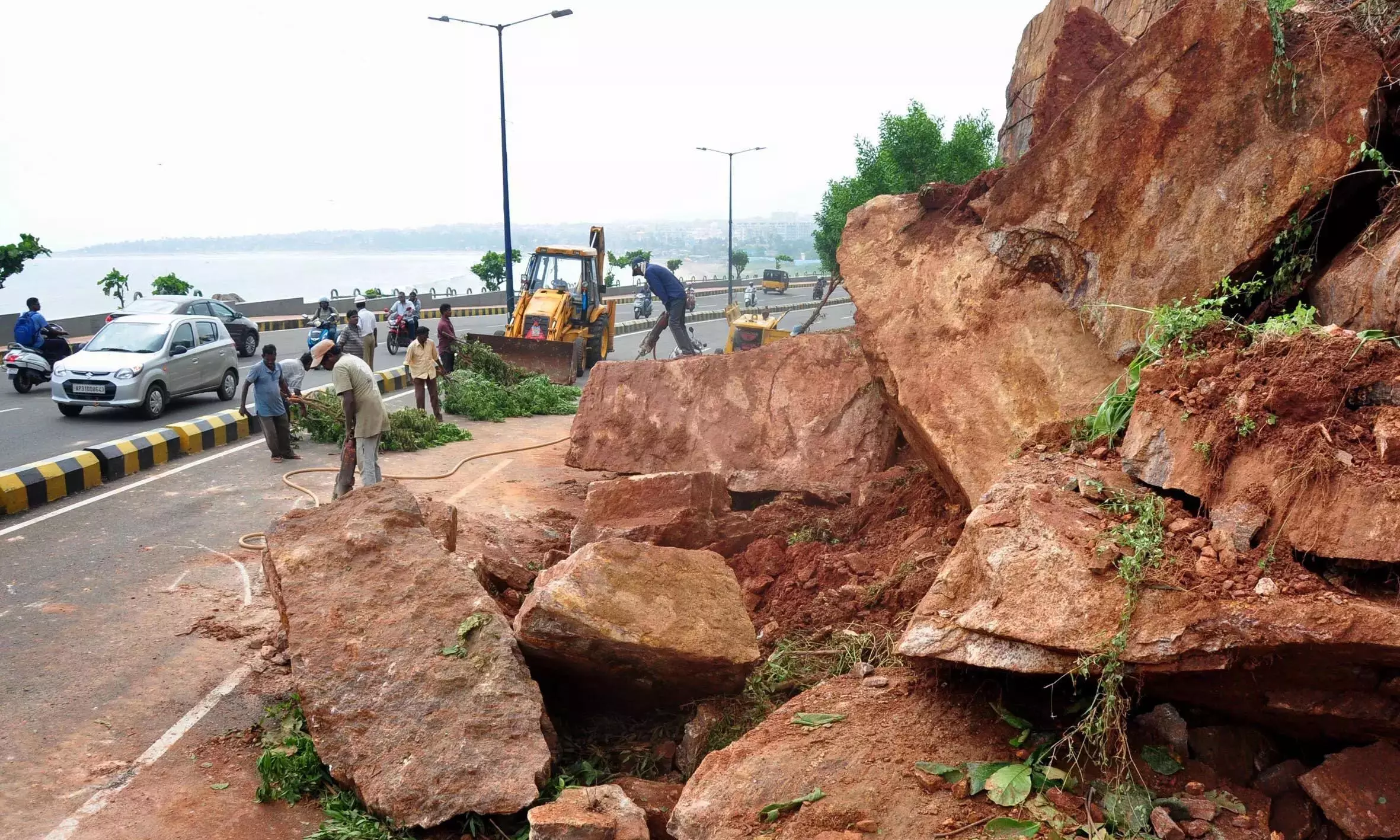 Geologists: विजाग बीच रोड पर भूस्खलन का खतरा