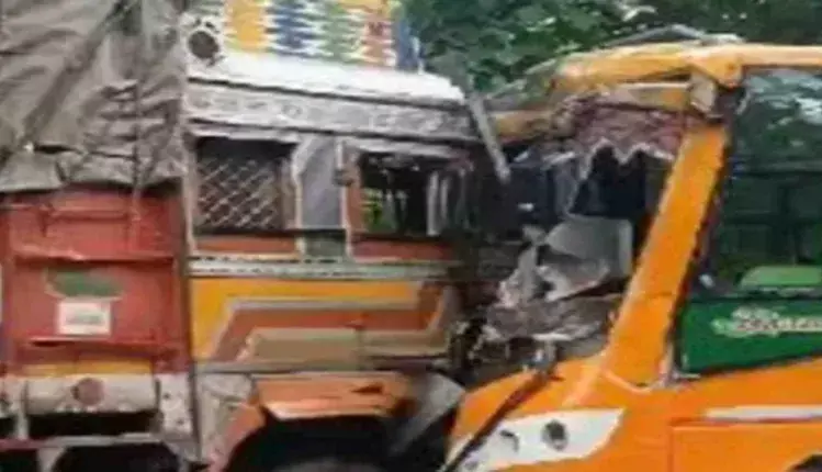 Indore  : बस और ट्रक की भिड़ंत 12 लोग घायल, कांवड़ियों को बचाने में हुआ हादसा