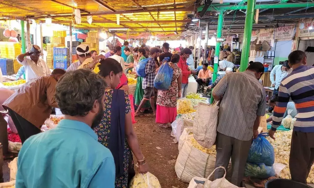Telangana: बोनालू, श्रावण से गुलजार हुआ गुड़ीमलकापुर फूल बाजार