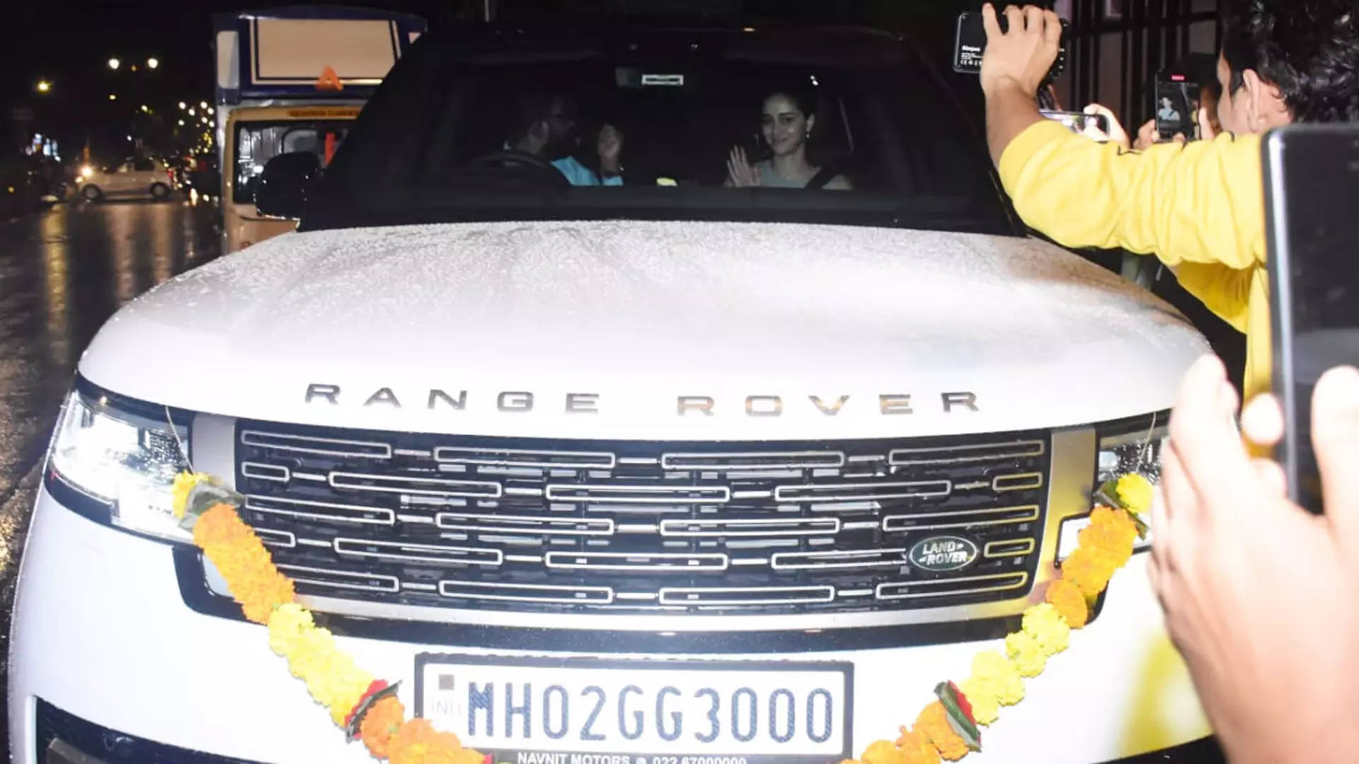 Ananya Panday ने खुद को 3.38 करोड़ की नई रेंज रोवर गिफ्ट की, वीडियो...
