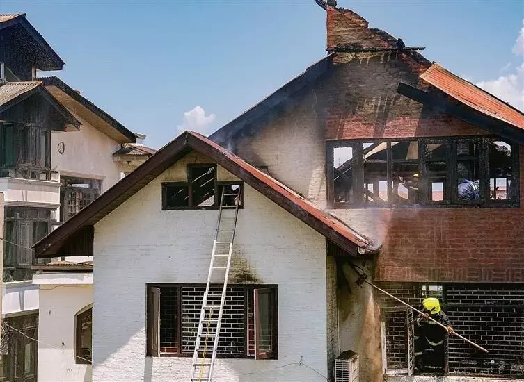Srinagar में दो मंजिला मकान में आग लगी