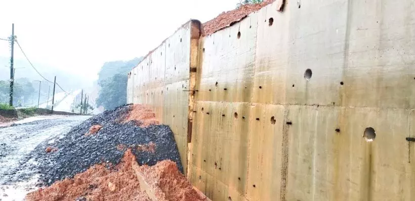 Kerya-Khandepar राष्ट्रीय राजमार्ग पर बनी रिटेनिंग दीवार ढहने के कगार पर