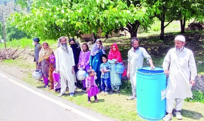 दक्षिण Kashmir के एक गांव में 900 घरों में पानी की कमी