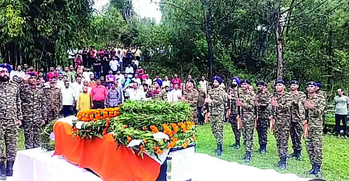HP News: सैन्य सम्मान के साथ जवान का अंतिम संस्कार