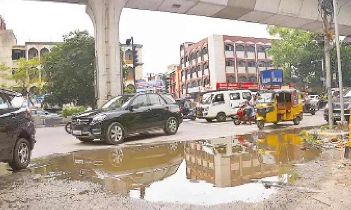 बारिश से City की सड़कें तबाह, यात्रियों को भारी परेशानी