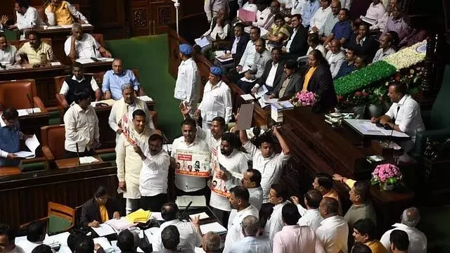 Karnataka विधानसभा में आपातकाल और संविधान की रक्षा को लेकर हंगामा देखने को मिला