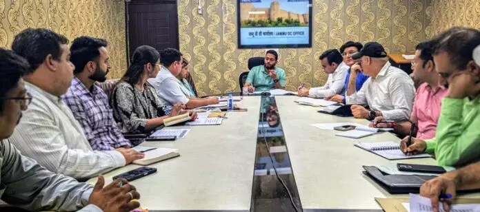 DC Jammu ने सहकारी समितियों, ब्लॉकों के विकास पहलों की समीक्षा की